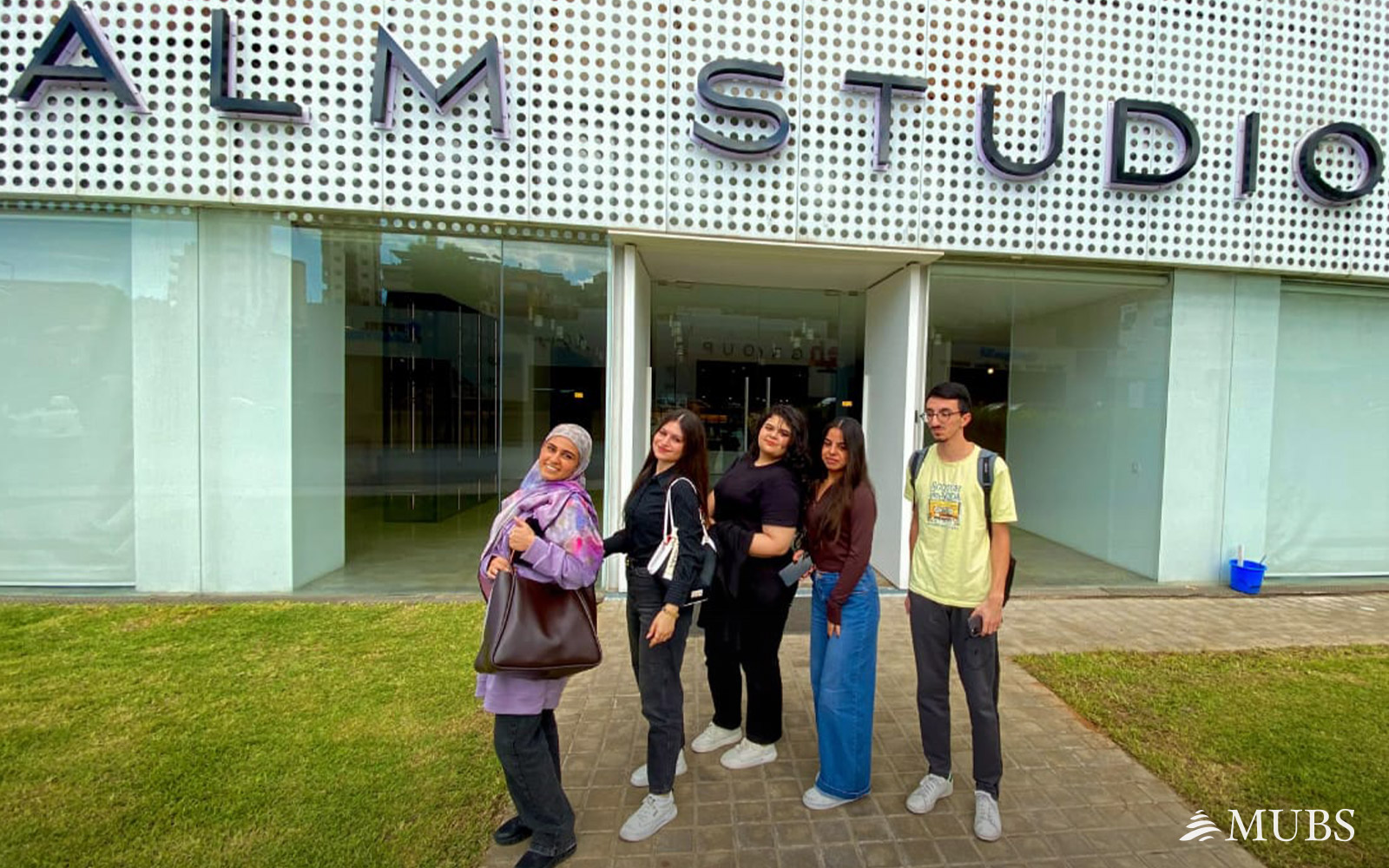 Interior Design Students Explore the Porcelanosa Showroom in Biakout